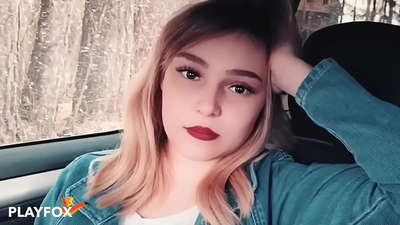 የፍትወት ቀስቃሽ ህጻን በቅናሽ ካርድ ላይ በደስታ ይጠባል።